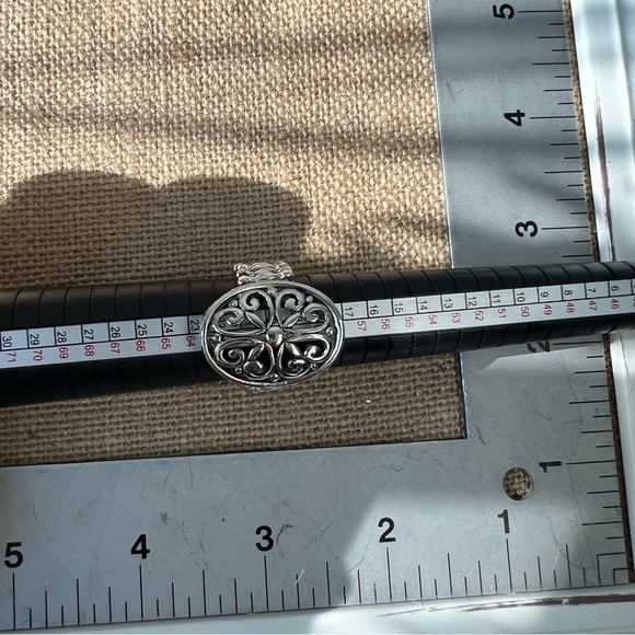 Silver tone intricate cocktail signet ring floral stretch band elastic 7 to 9.5 - Picture 3 of 5